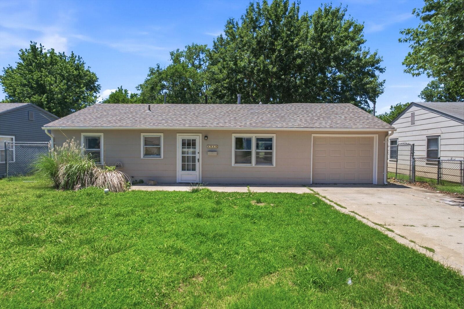 Property Photo: 4949 S Cedardale Ave KS 67216