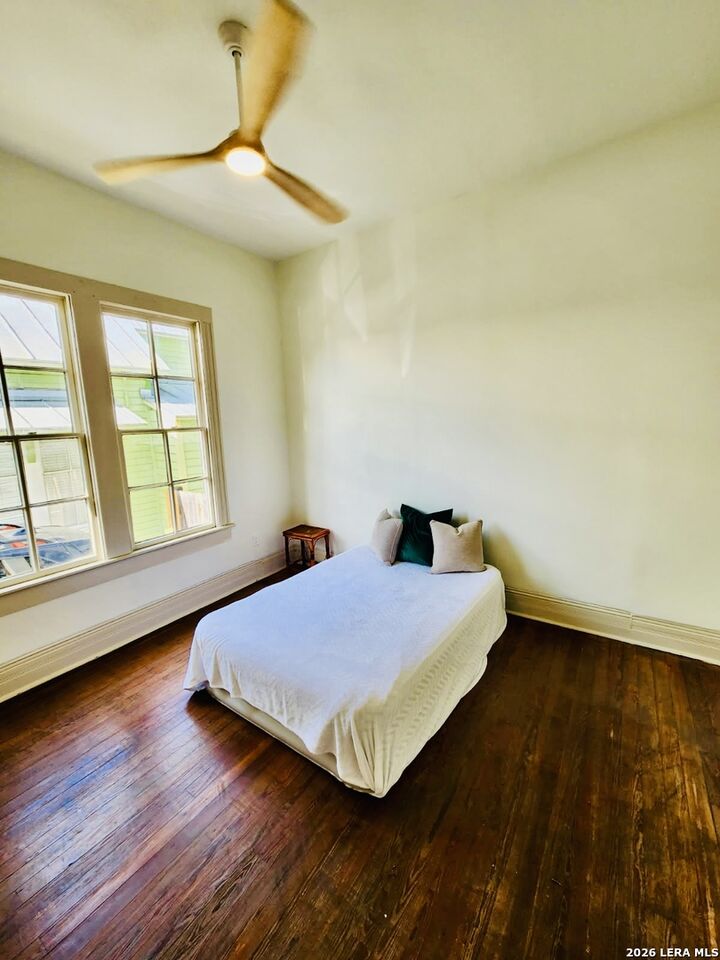 Property Photo: 824 N Pine St TX 78202