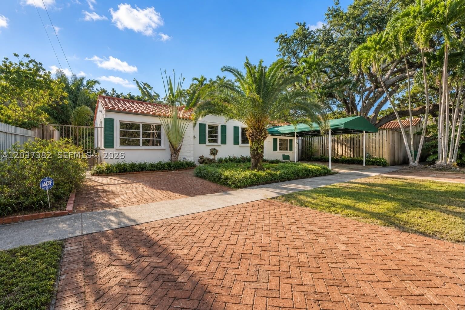 Property Photo: 2550 Trapp Ave FL 33133