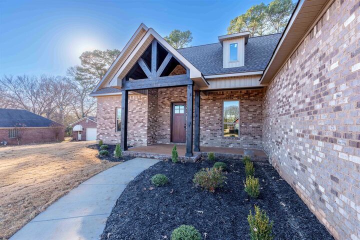Property Photo:  687 Oakview Cir  AL 35645 