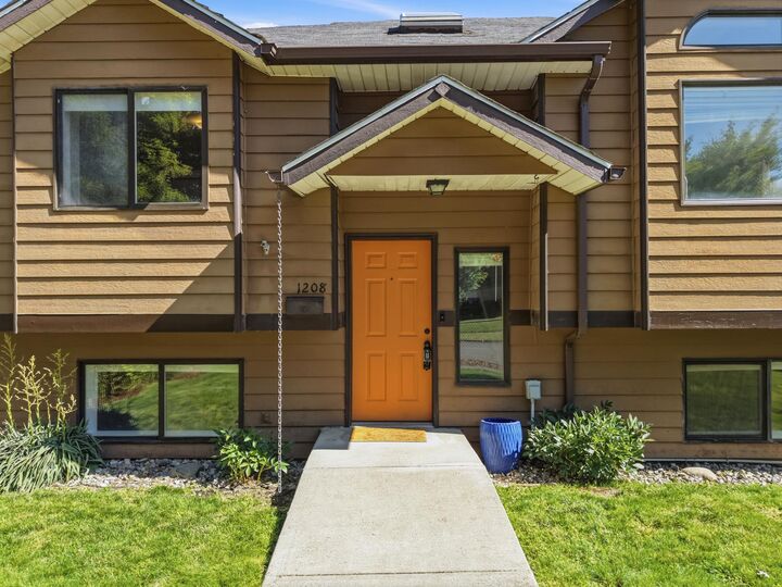 Property Photo: 1208 W Spofford Ave WA 99205