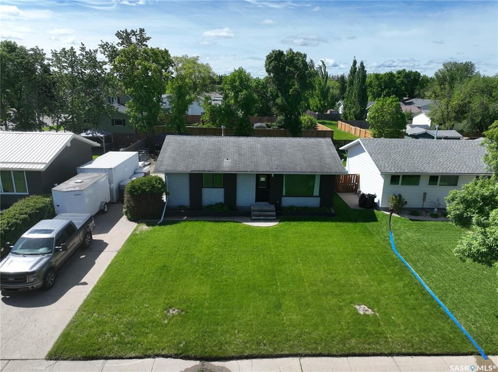 Property Photo: 915 Maple Drive SK S0A 0X0