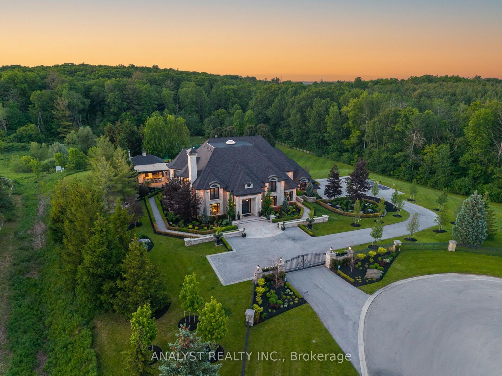Property Photo: 76 Scotch Valley Drive ON L7B 1L9