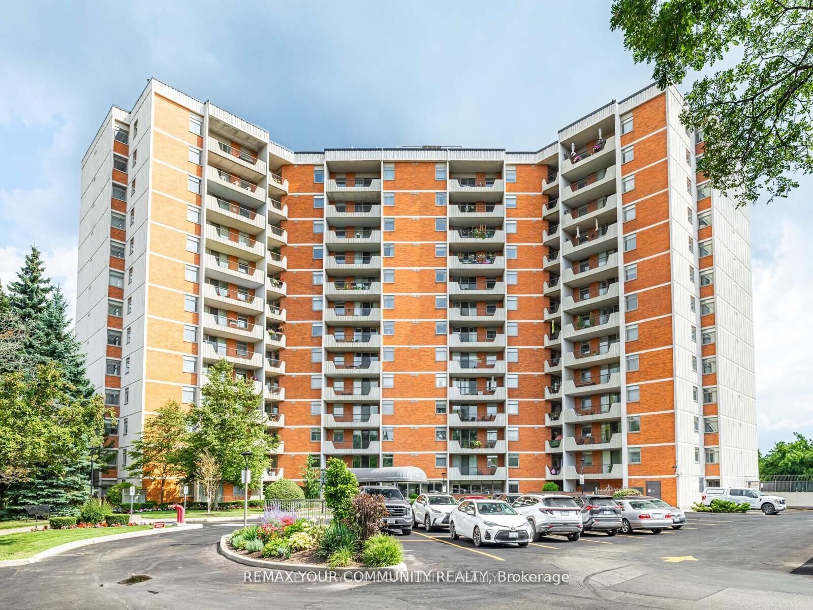 Property Photo: 7811 Yonge Street 508 ON L3T 4S3