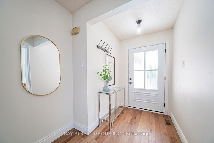 Property Photo: 29 Roslo Court ON L6H 4S1