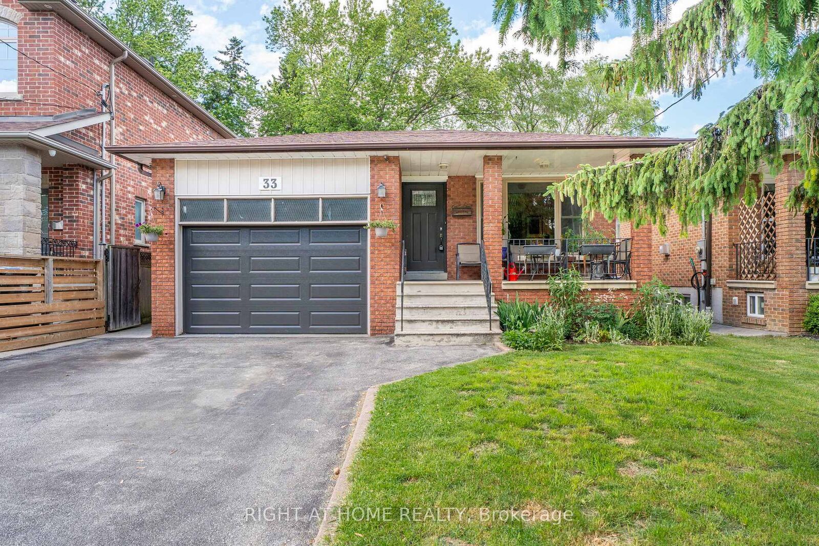 Property Photo: 33 Benson Avenue ON L5H 2P3