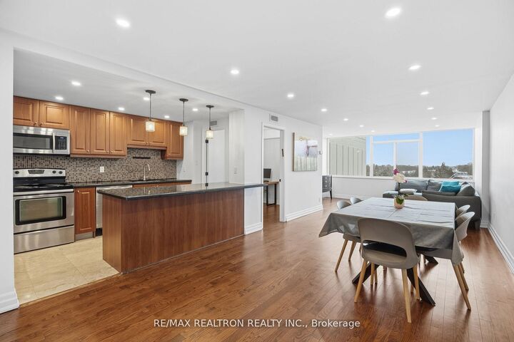 Property Photo:  3000 Bathurst Street 601  ON M6B 3B4 