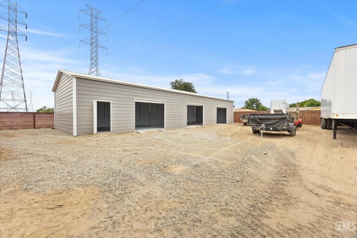 Property Photo: 10906 Dee Dee Avenue CA 93312