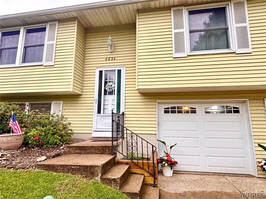 Property Photo:  6834 Nettle Creek Drive  NY 14047 
