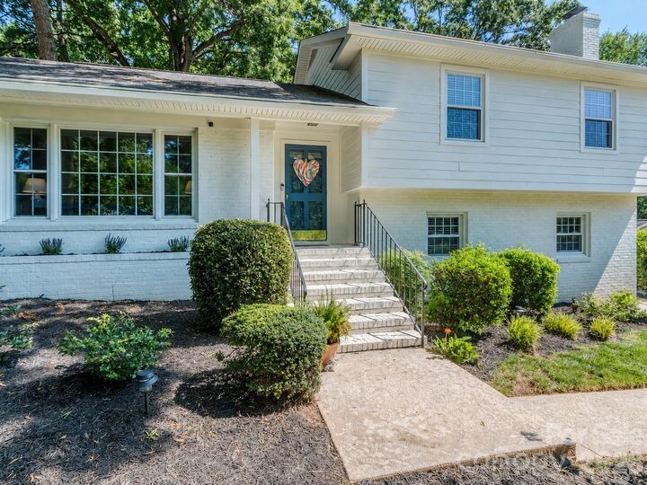Property Photo: 6817 Ronda Avenue NC 28211
