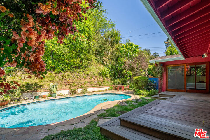Property Photo:  2524 Laurel Pass  CA 90046 