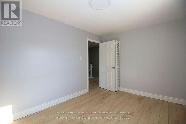 Property Photo: 627 Commissioners Road East 1 ON N6C 2T9