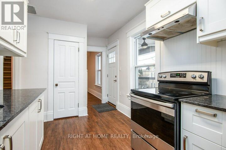 Photo de la propriété:  2-94 Scott Street  ON N2H 2R5 