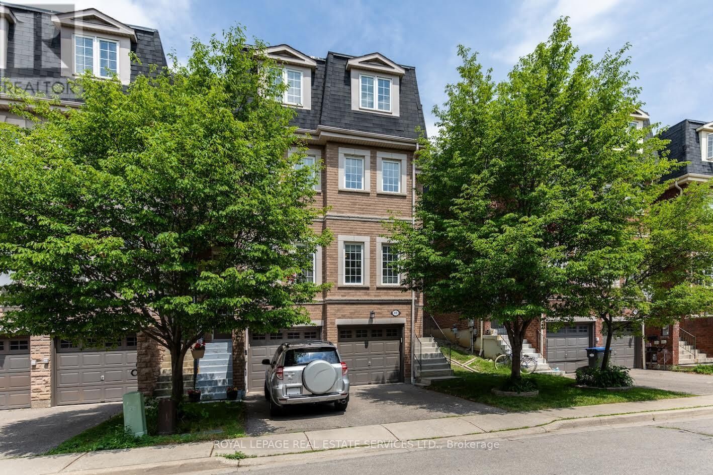 Property Photo: 435 Hensall Circle 49 ON L5A 4P1