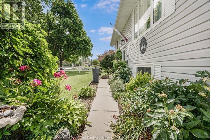 Property Photo:  210 Chatham Street North  ON N0P 1A0 