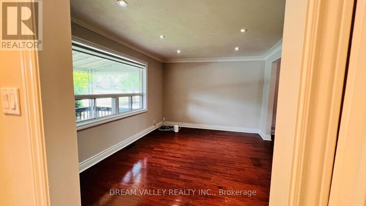Property Photo:  55 Colonial Avenue Main  ON M1M 2C4 