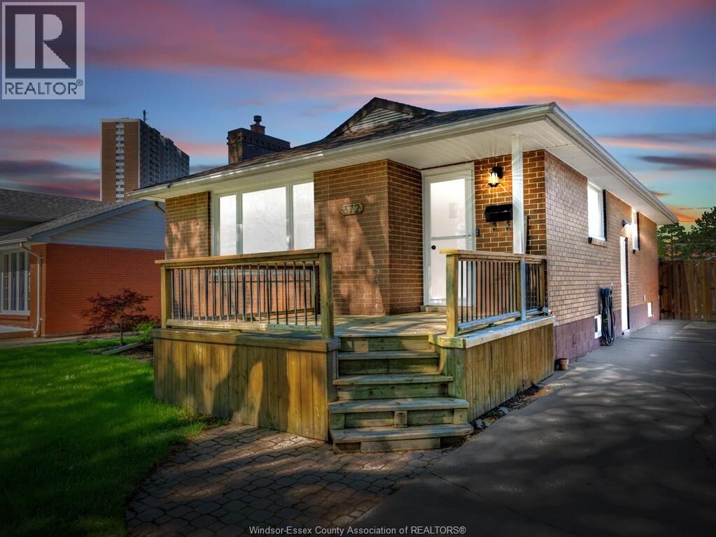 Property Photo:  372 Carling Crescent  ON N8S 3X8 