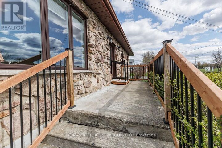 Property Photo:  137 Park Avenue  ON K0C 1A0 