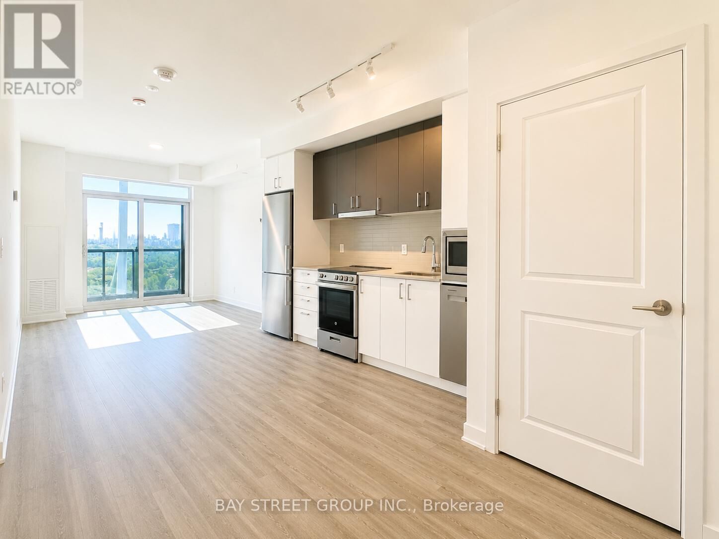 Property Photo: 50 Upper Mall Way 912 ON L4J 0L8
