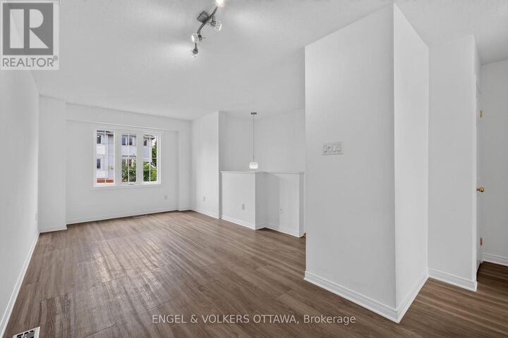 Property Photo:  104 Manhattan Crescent  ON K2C 4B7 