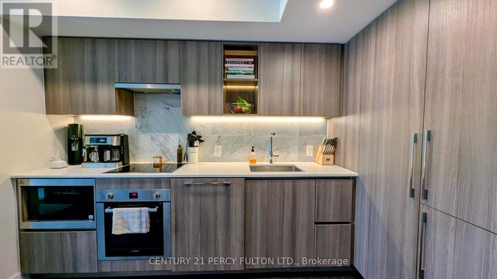 Property Photo:  17 Bathurst Street 808  ON M5V 0N1 