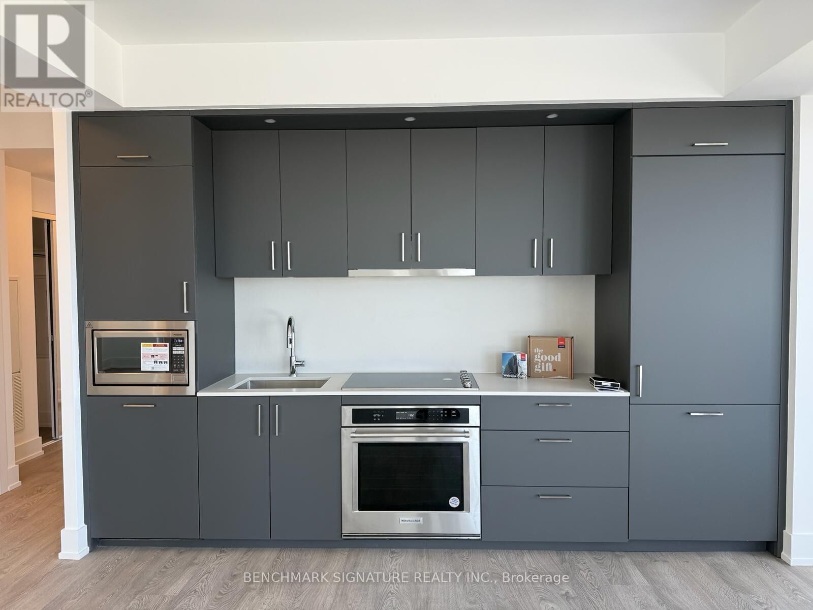 Property Photo: 10 Inn On The Park Drive 2204 ON M3C 0P9