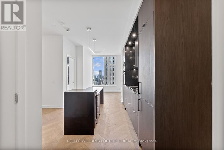 Property Photo:  11 Yorkville Avenue 2907  ON M4W 0B7 