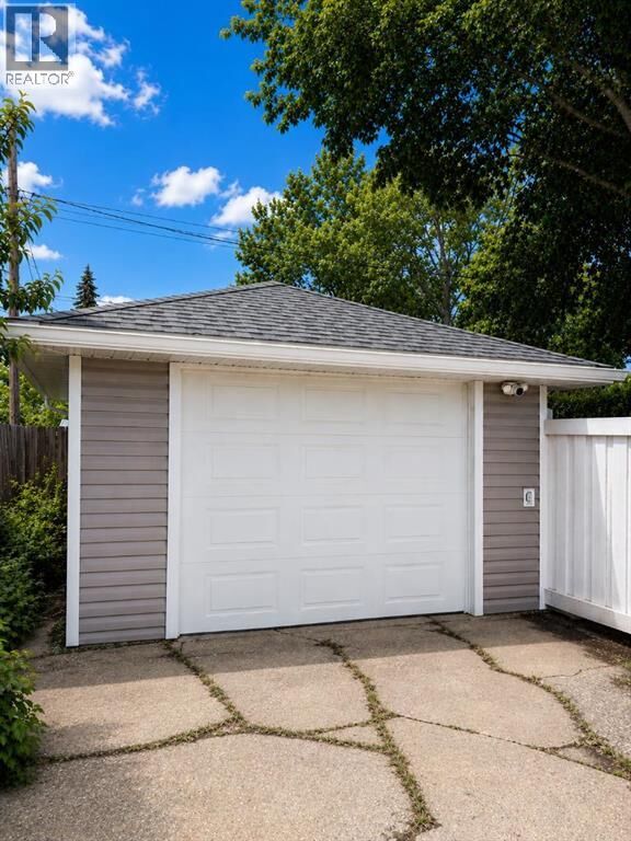 Property Photo: 10124 110 Avenue AB T8V 1S6