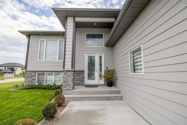 Property Photo: 94 Wyndham Estate Drive MB R5G 2K5