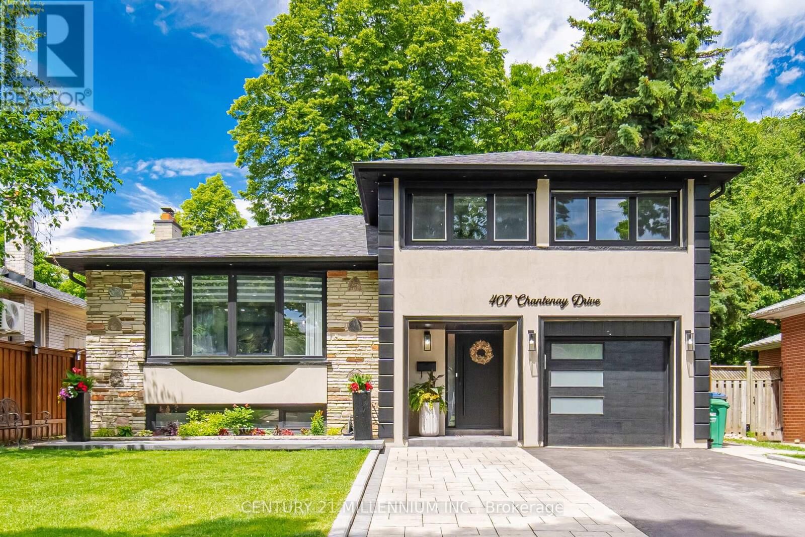 Property Photo: 407 Chantenay Drive ON L5A 1E9