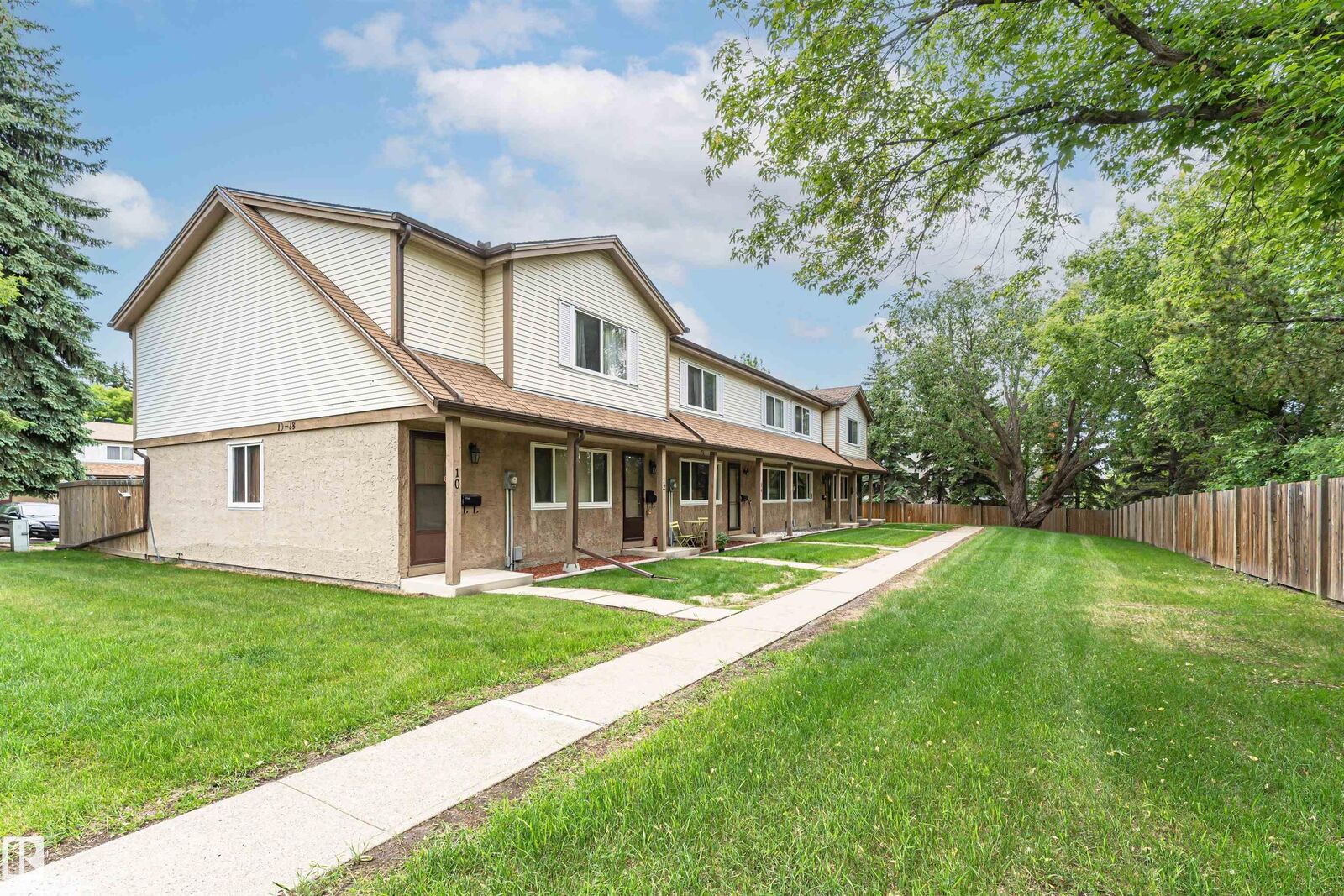 Property Photo:  18 Walden Park  AB T8N 3V6 