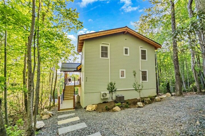 Property Photo:  925 Red Sleigh Way  NC 28626 