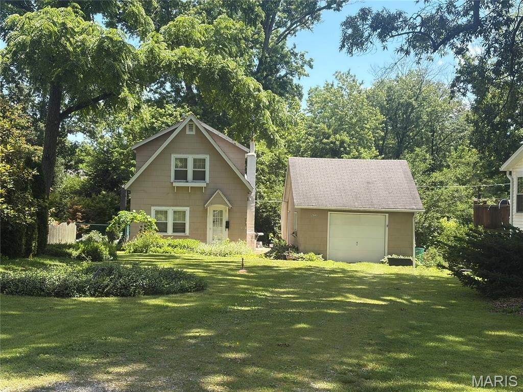 Property Photo:  822 N Clay Avenue  MO 63122 