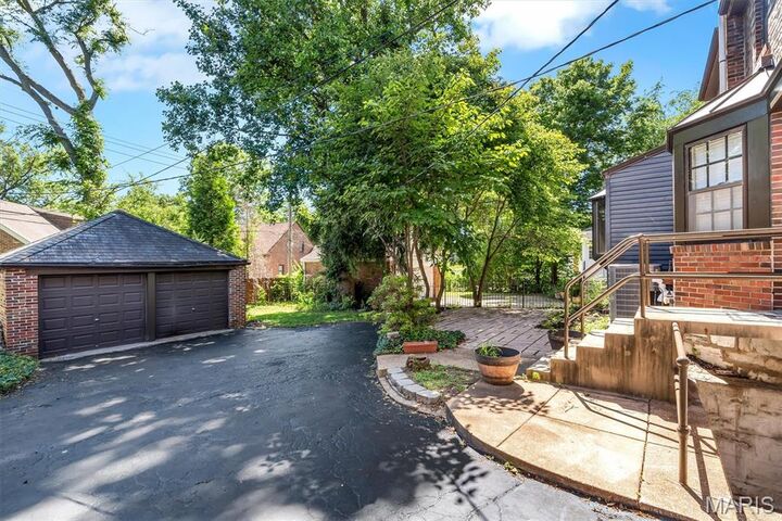 Property Photo: 7312 Ravinia Drive MO 63121