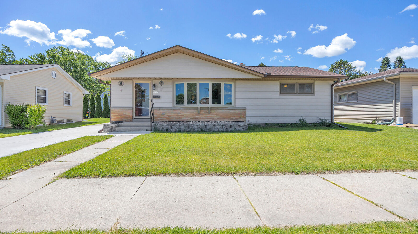 Property Photo:  2327 Ontario Ave  WI 53081 