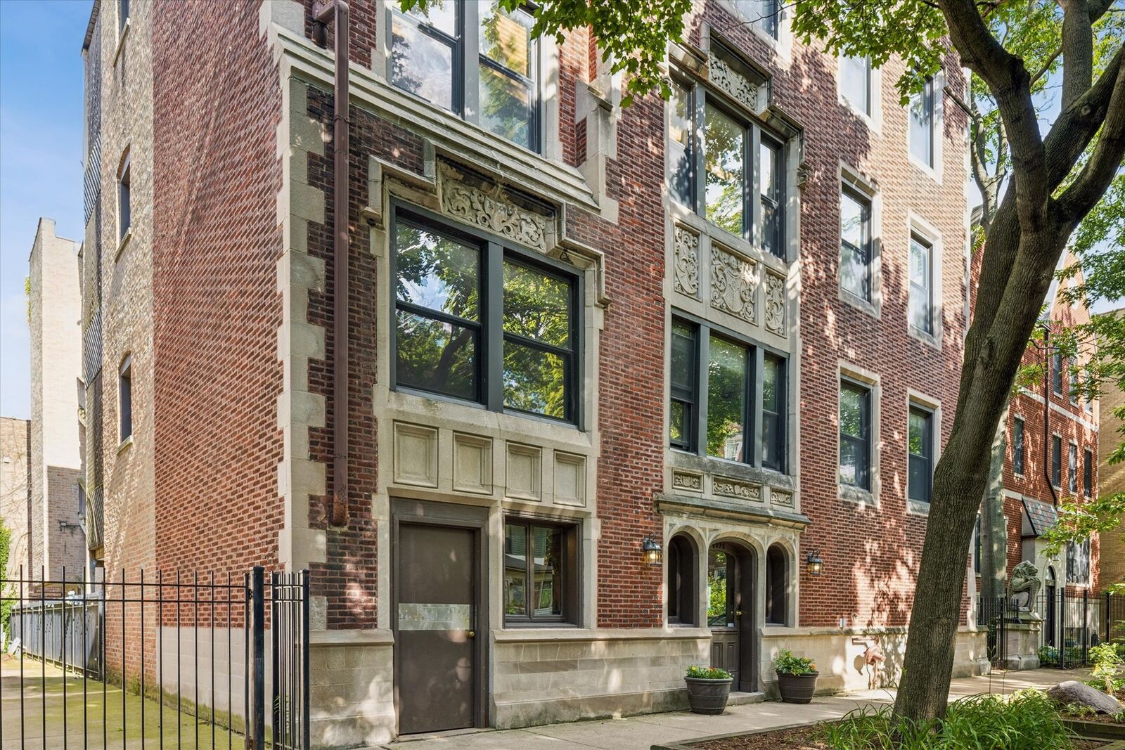 Property Photo: 6829 N Lakewood Avenue 1 IL 60626