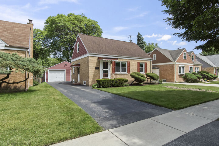 Property Photo:  511 N Maple Street  IL 60056 