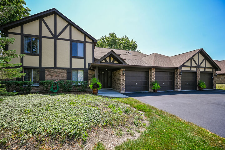 Property Photo:  880 Johnstown Lane B  IL 60189 