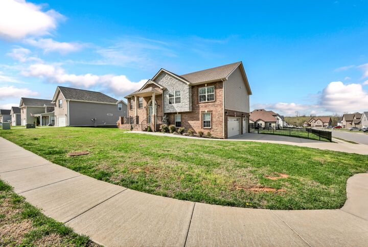 Property Photo: 524 Cresthaven Ln TN 37043