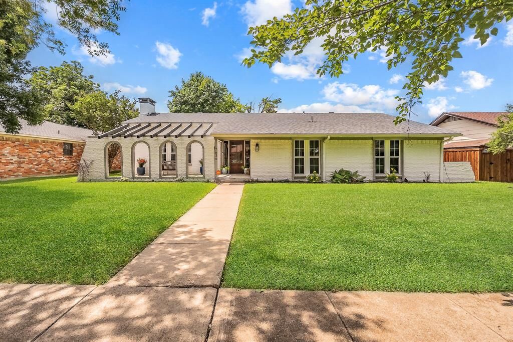 Property Photo: 7636 La Risa Drive TX 75248