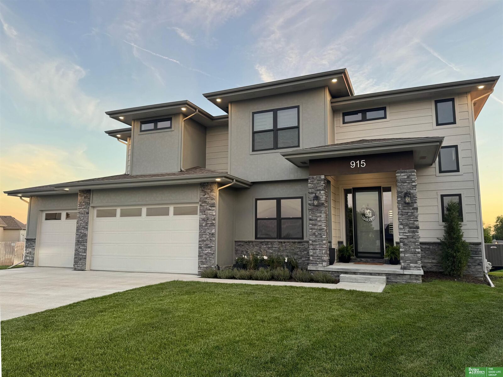 Property Photo: 915 Elm Circle NE 68059