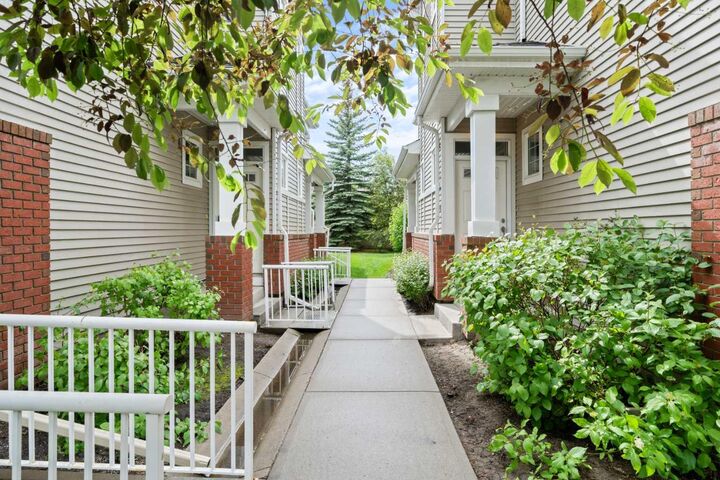 Property Photo:  8000 Wentworth Drive SW 502  AB T3H 5K8 