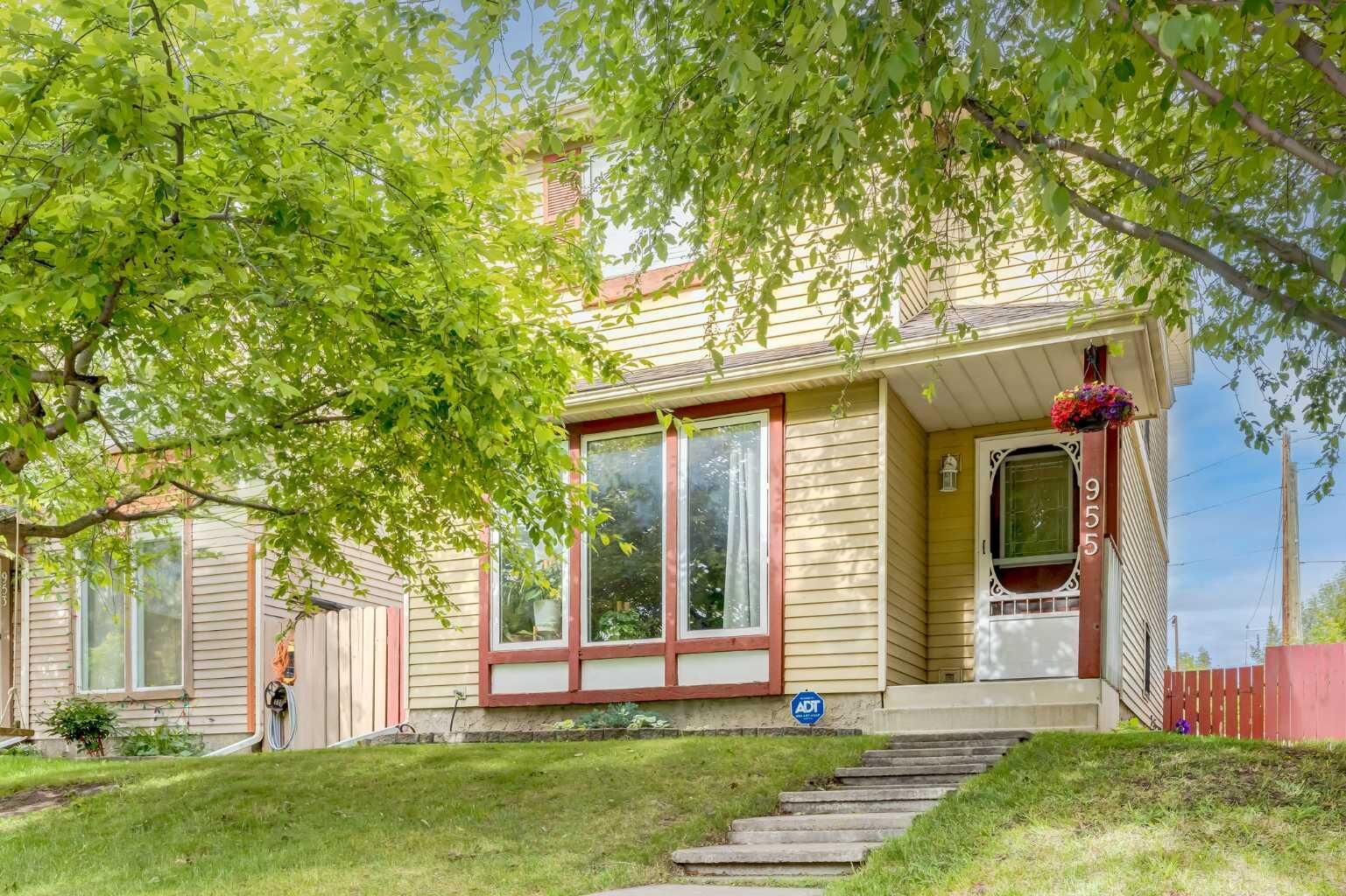 Property Photo:  955 Erin Woods Drive SE  AB T2B 2W4 