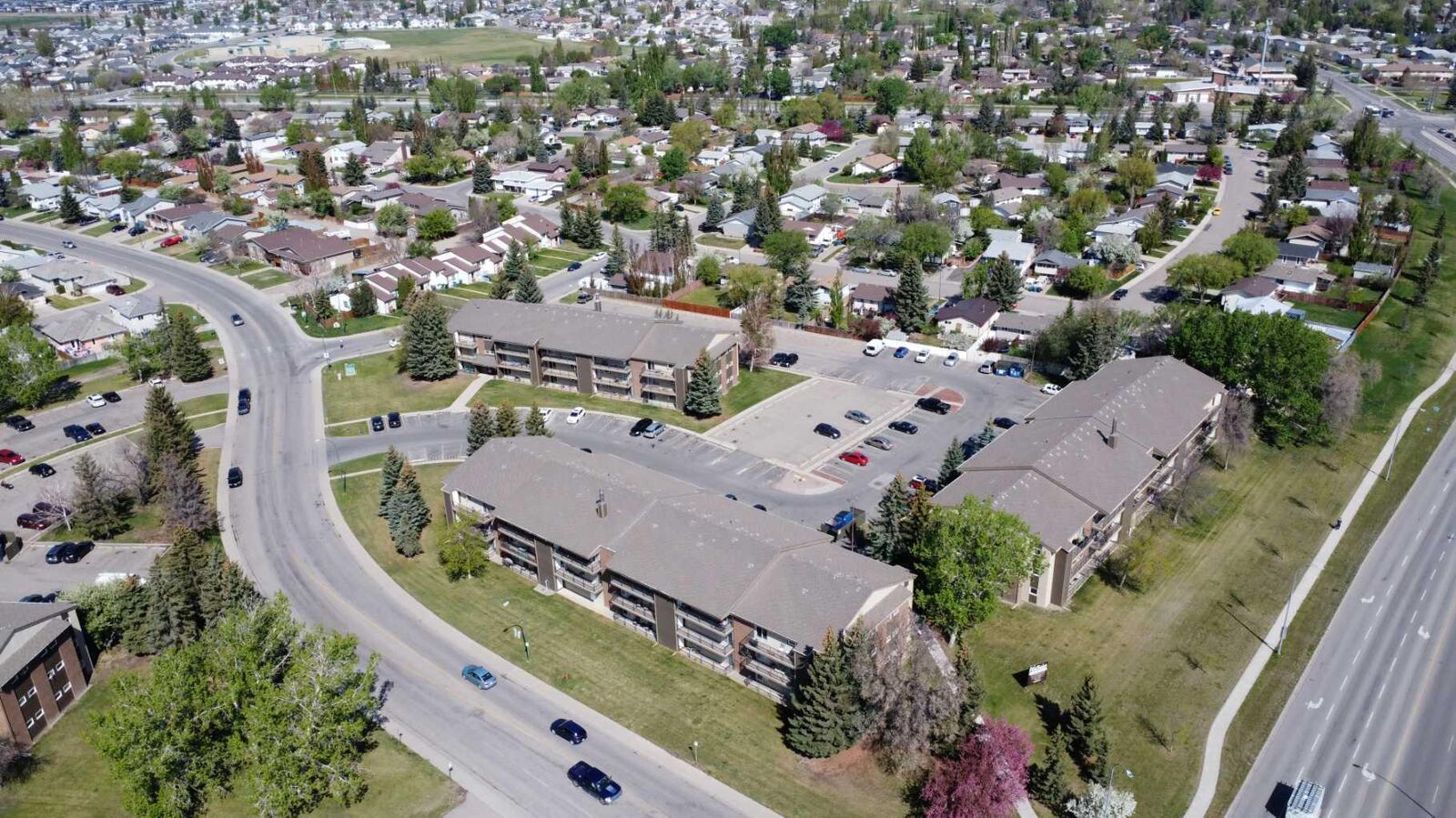 Property Photo:  401 Columbia Boulevard W 102  AB T1K 5R8 