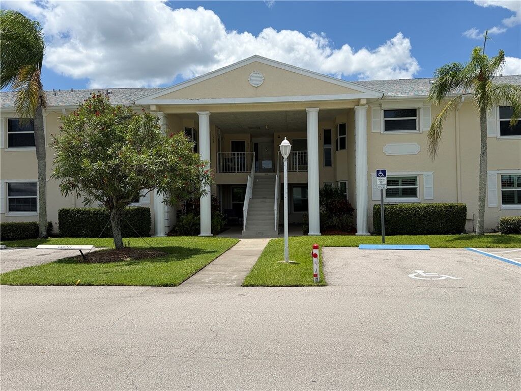 Property Photo: 675 W Lake Jasmine Circle 204 FL 32962