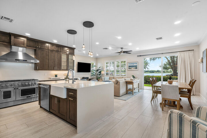 Property Photo: 550 Tomahawk Court FL 33410