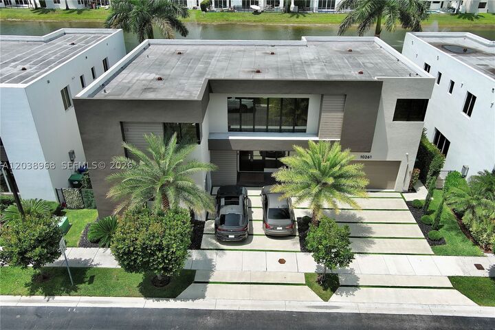 Property Photo: 10261 NW 74th Ter FL 33178