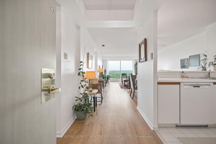 Property Photo: 2155 Burnhamthorpe Road 1211 ON L5L 5P4