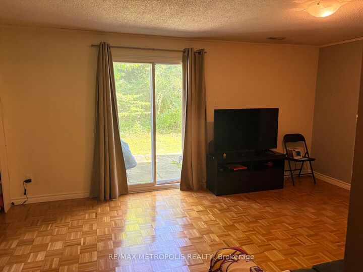 Property Photo: 30 Clarendon Crescent 21 ON N6C 5Y1