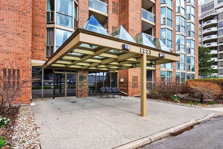 Property Photo: 1225 North Shore Boulevard E 710 ON L7S 1Z6